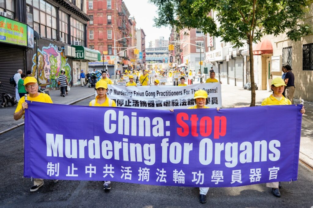 Aderenti al Falun Gong partecipano a una marcia per commemorare il 24° anniversario della persecuzione della disciplina spirituale in Cina, nella Chinatown di New York il 15 luglio 2023. (Samira Bouaou/The Epoch Times)