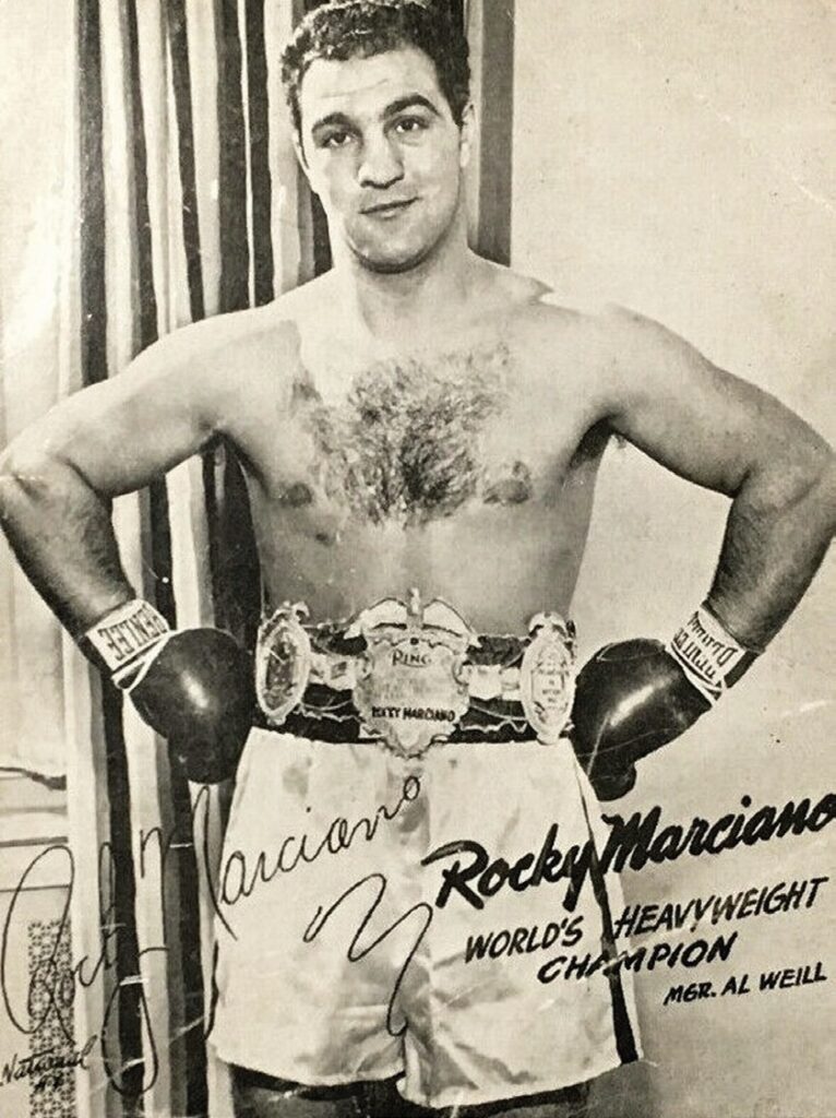 Cartolina del campione del mondo dei pesi massimi Rocky Marciano, 1953 circa. (Dominio pubblico)