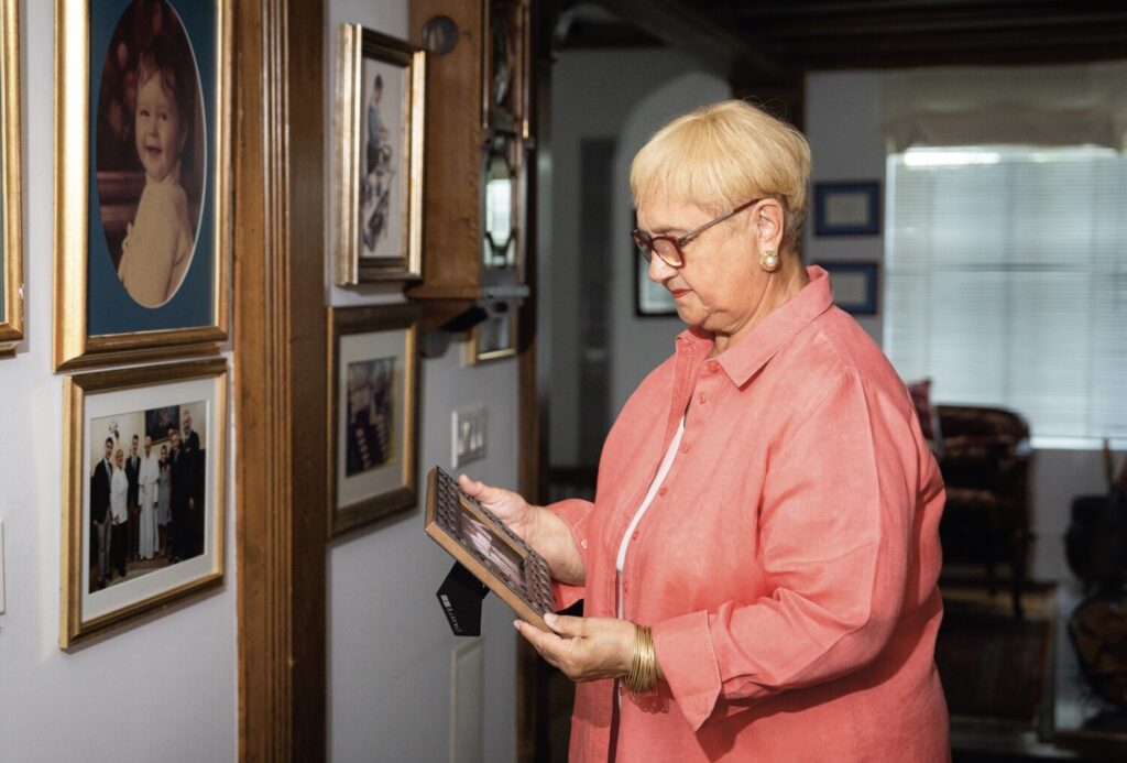 Le foto di famiglia adornano le pareti della casa newyorkese di 38 anni della signora Bastianich. (Samira Bouaou per American Essence)