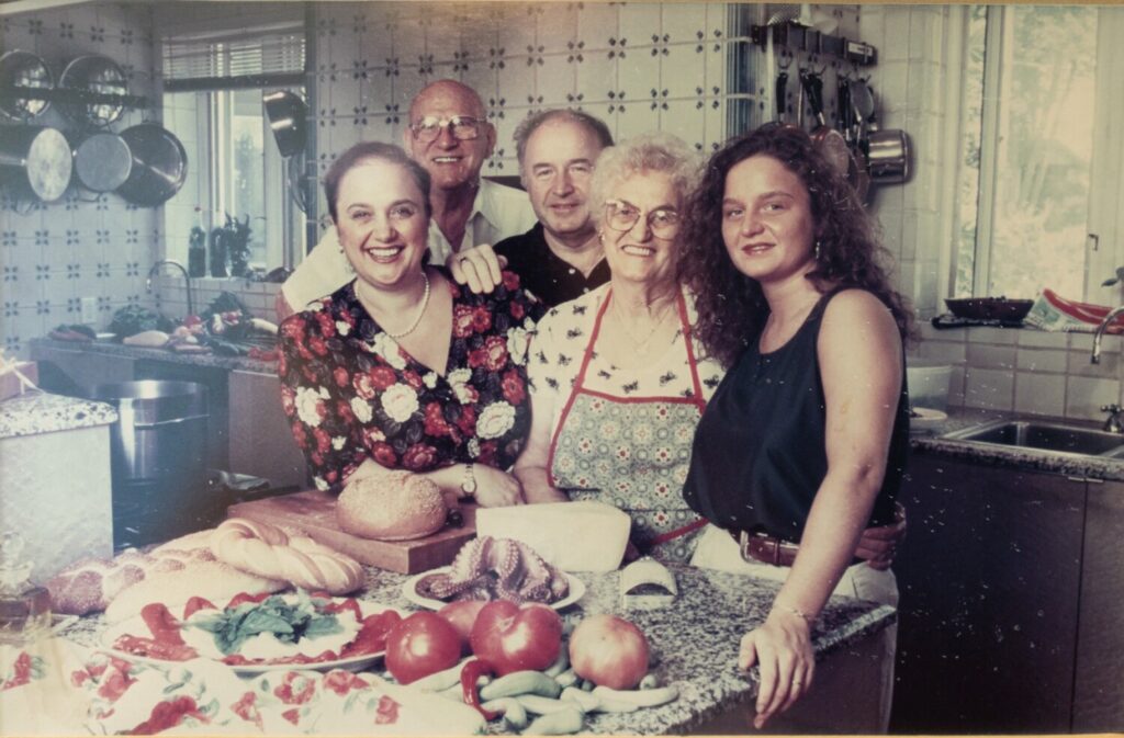 (Da sinistra a destra) La signora Bastianich, il compagno della madre, Giovanni Bencina, l'ex marito Felice Bastianich, la madre Erminia Motika e la figlia Tanya Bastianich Manuali si riuniscono nella cucina di casa in questa vecchia foto. (Per gentile concessione di Lidia Bastianich)