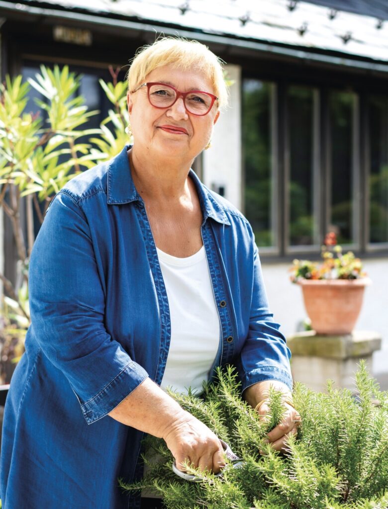 La signora Bastianich raccoglie rametti di rosmarino fresco dal suo giardino. (Samira Bouaou per American Essence)