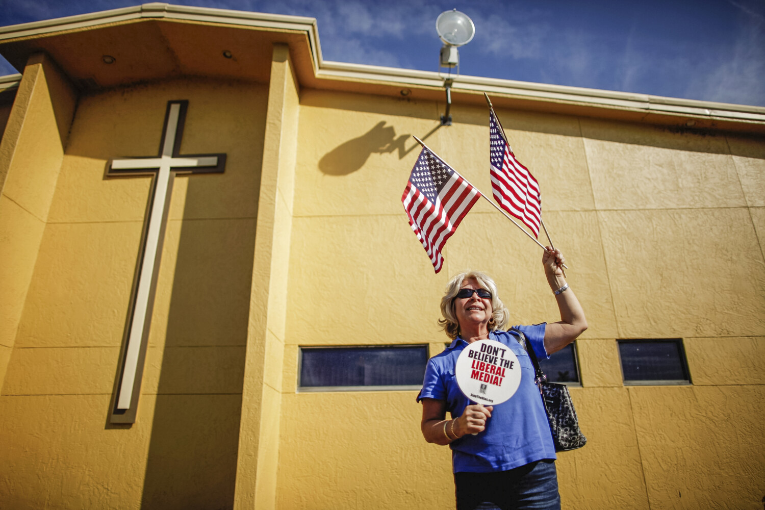Una sostenitrice si trova all'esterno della chiesa evangelica Centro de la Familia a Orlando, in Florida, il 28 gennaio 2012. (Chip Somodevilla/Getty Images)