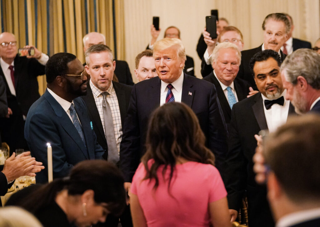 Il presidente Donald Trump arriva per un evento in onore della leadership evangelica nella State Dining Room della Casa Bianca il 27 agosto 2018. (MANDEL NGAN/Afp via Getty Images)