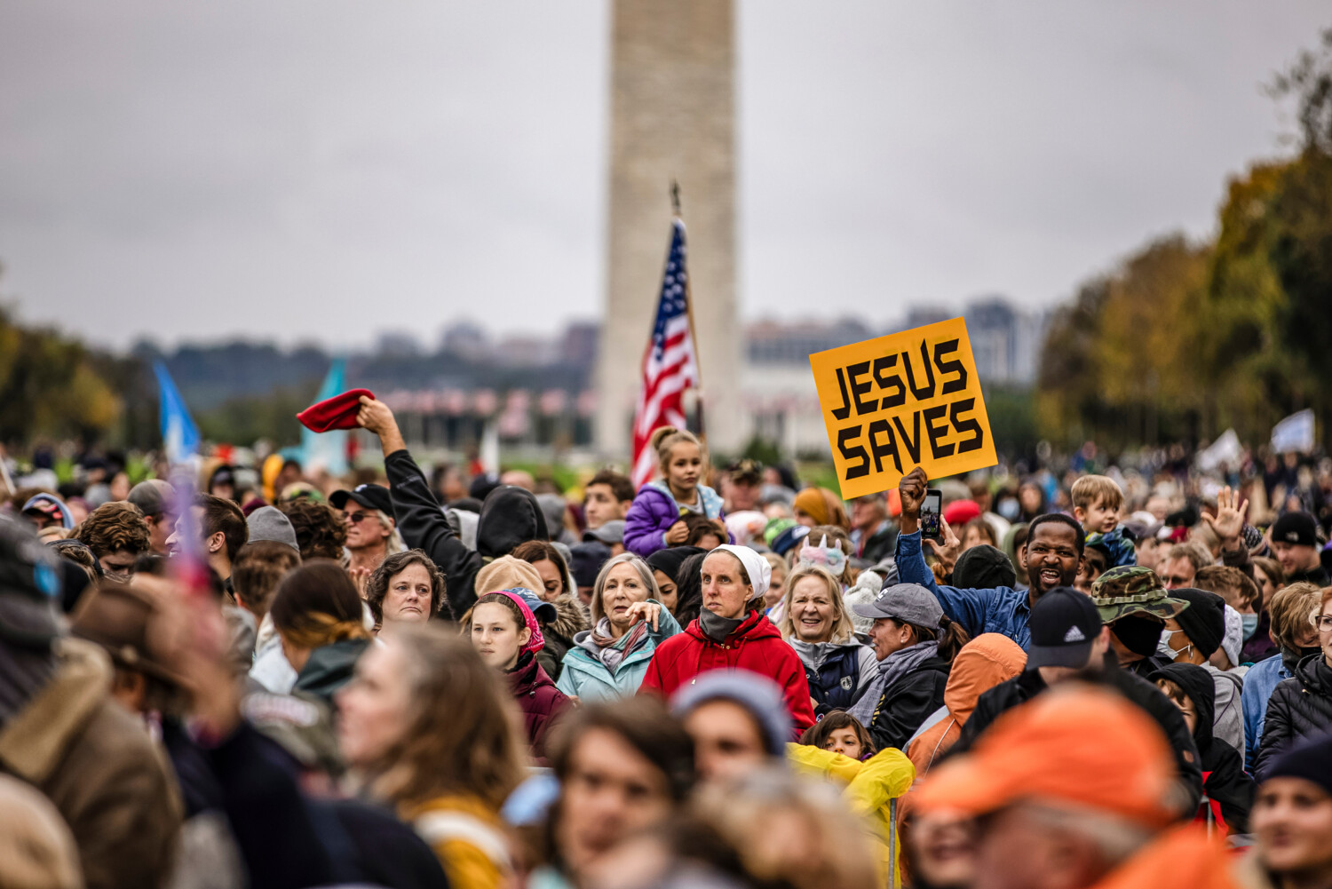 I fedeli assistono a un concerto del musicista evangelico Sean Feucht al National Mall di Washington il 25 ottobre 2020. (Samuel Corum/Getty Images)