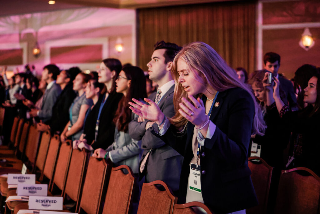 I partecipanti pregano e cantano durante un concerto musicale dal vivo al Pray Vote Stand Summit di Washington, il 15 settembre 2023. (Anna Moneymaker/Getty Images)