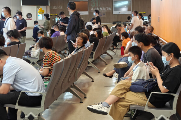 Pazienti in fila per un controllo preliminare d'emergenza nel nuovo edificio pediatrico dello Xinhua Hospital di Shanghai il 25 settembre 2023. L'ambulatorio per le emergenze e quello per le cure notturne erano affollati di bambini e familiari in attesa di cure. (CFOTO/Future Publishing via Getty Images)