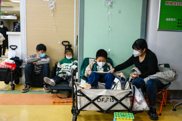 Bambini ricevono una flebo in un ospedale pediatrico di Pechino il 23 novembre 2023. L'Organizzazione Mondiale della Sanità ha chiesto alla Cina ulteriori dati su una malattia respiratoria che si sta diffondendo nel nord del Paese. (Jade Gao/AFP via Getty Images)