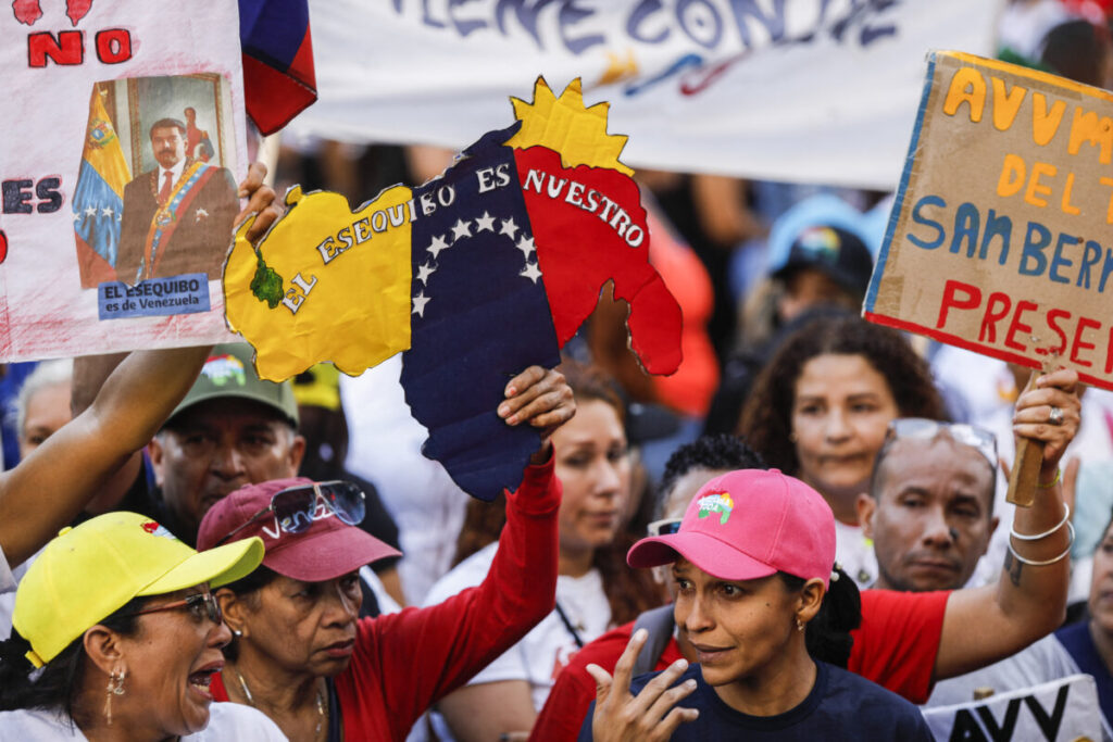 Sostenitori del movimento Chavismo partecipano a una marcia durante la campagna di chiusura in vista del referendum sul territorio dell'Essequibo, a Caracas, Venezuela, il 1° dicembre 2023. (PEDRO RANCES MATTEY/Afp via Getty Images)