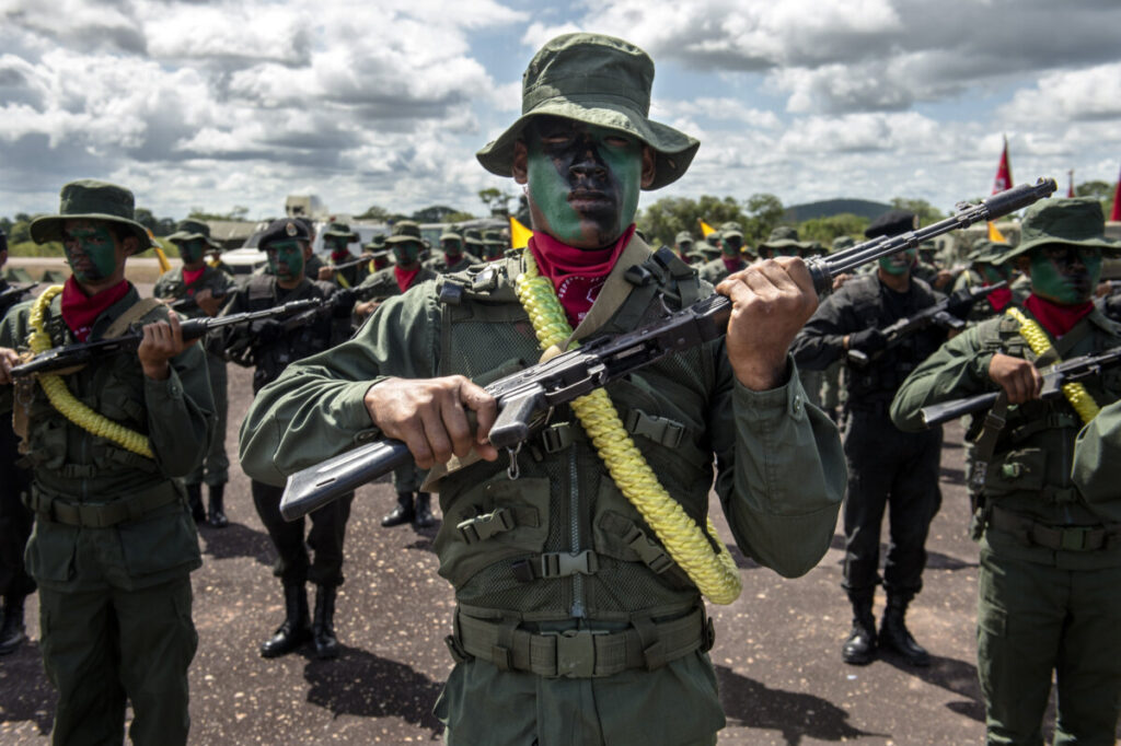 Membri delle forze speciali dell'esercito venezuelano partecipano a una parata militare a Tumeremo, in Venezuela, a circa 90 chilometri dal confine con la Guyana, il 21 luglio 2015. (FEDERICO PARRA/Afp via Getty Images)