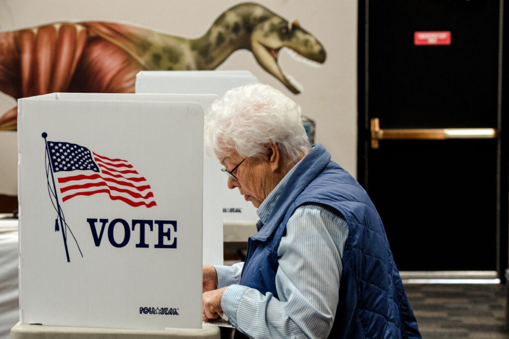 Una elettrice vota per le elezioni di metà mandato al Dinosaur Journey Musuem di Fruita, Colorado, l'8 novembre 2022. (Jason Connolly/Afp via Getty Images)