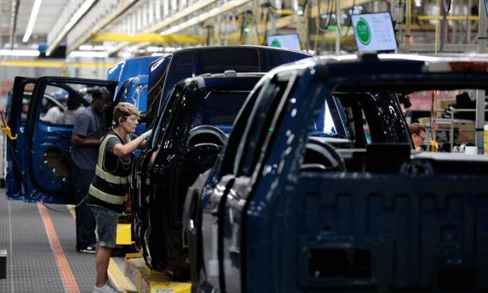 Ford riduce produzione di veicoli elettrici e punta maggiormente sulla benzina