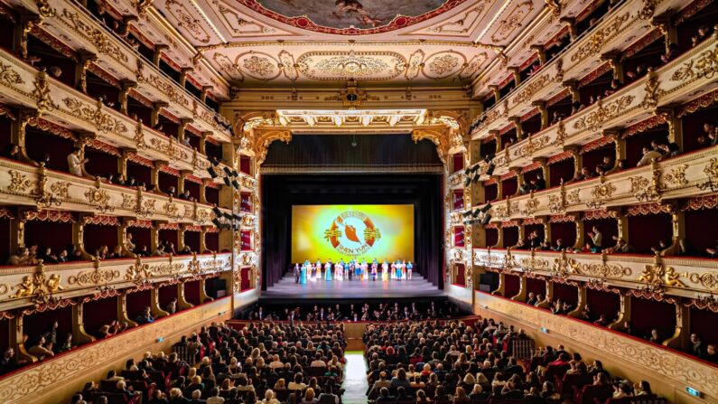 Gli artisti di Shen Yun commuovono gli spettatori a Parma