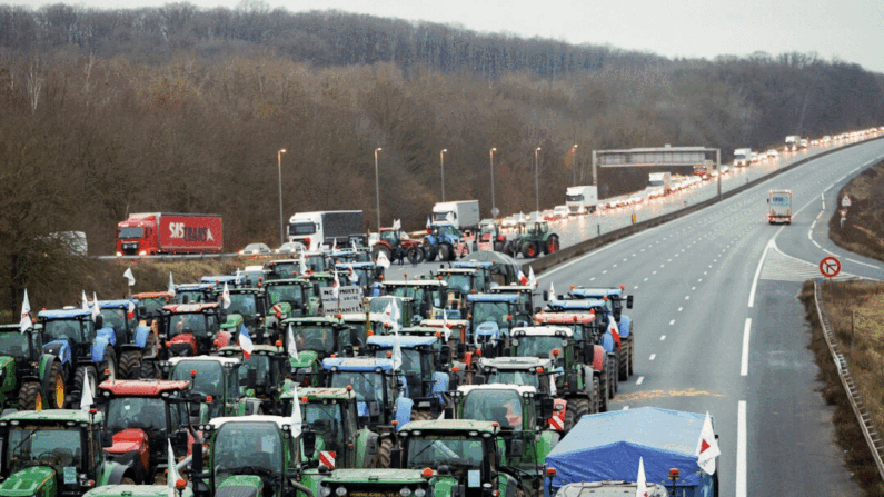 Gli agricoltori europei bloccano le strade nazionali mentre aumentano le proteste a Bruxelles