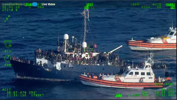 I migranti aspettano di essere salvati dalla Guardia costiera italiana al largo delle coste italiane il 10 aprile 2023. (Guardia costiera italiana/Dispensa via Reuters) 