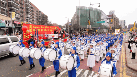 I praticanti del Falun Gong celebrano il Capodanno lunare con la parata di Flushing a New York