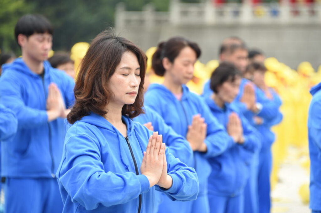 Praticanti del Falun Gong eseguono gli esercizi durante un evento che celebra la Giornata Mondiale della Falun Dafa a Taipei, Taiwan, il 1° maggio 2021. (Sun Hsiang-yi/The Epoch Times)
