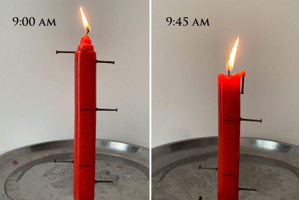 Dimostrazione dal vivo di un orologio a candela al mattino, con diversi "allarmi" impostati nel corso della giornata. (The Epoch Times)