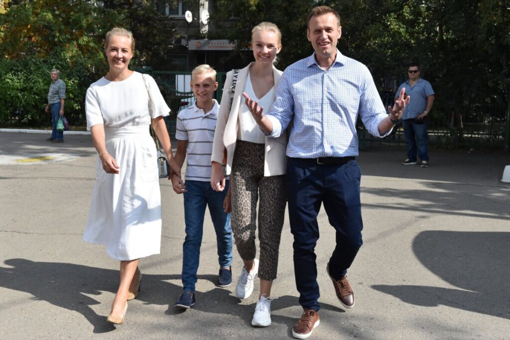 L'attivista dell'opposizione russa Alexei Navalny ( a destra), la figlia Daria ( seconda destra), il figlio Zakhar ( secondo a sinistra) e la moglie Yulia ( a sinistra) arrivano a un seggio elettorale durante le elezioni della Duma di Mosca, a Mosca, l'8 settembre 2019. (Vasily Maximov/Afp via Getty Images)