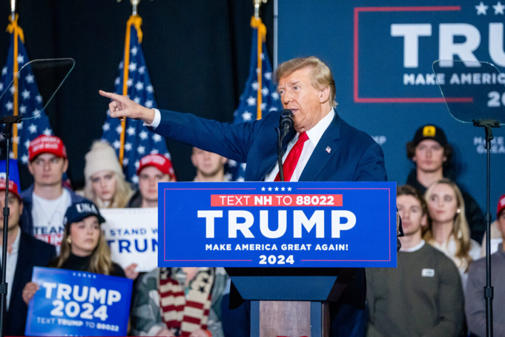 Il candidato repubblicano alla presidenza ed ex presidente Donald J. Trump parla durante un incontro a Manchester, N.H., il 20 gennaio 2024. (Madalina Vasiliu/The Epoch Times)