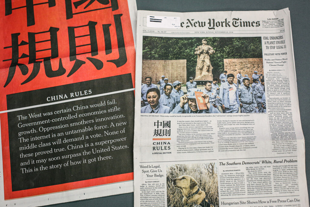 Il New York Times ha pubblicato una sezione intitolata «China Rules» nell'edizione del 25 novembre 2018. La sezione includeva caratteri cinesi giganti su sfondo rosso e una relazione entusiastica sul Pcc, sminuendo al contempo gli Stati Uniti. (Samira Bouaou/The Epoch Times)