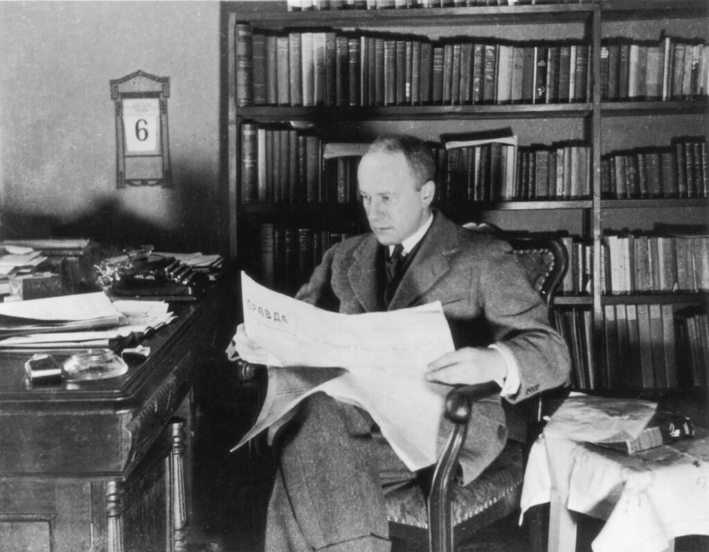 Il reporter Walter Duranty (1884-1957), corrispondente da Mosca del New York Times, legge una copia della «Pravda», il giornale ufficiale del Partito Comunista dell'Unione Sovietica, nel 1925 circa. (James Abbe/Hulton Archive/Getty Images)