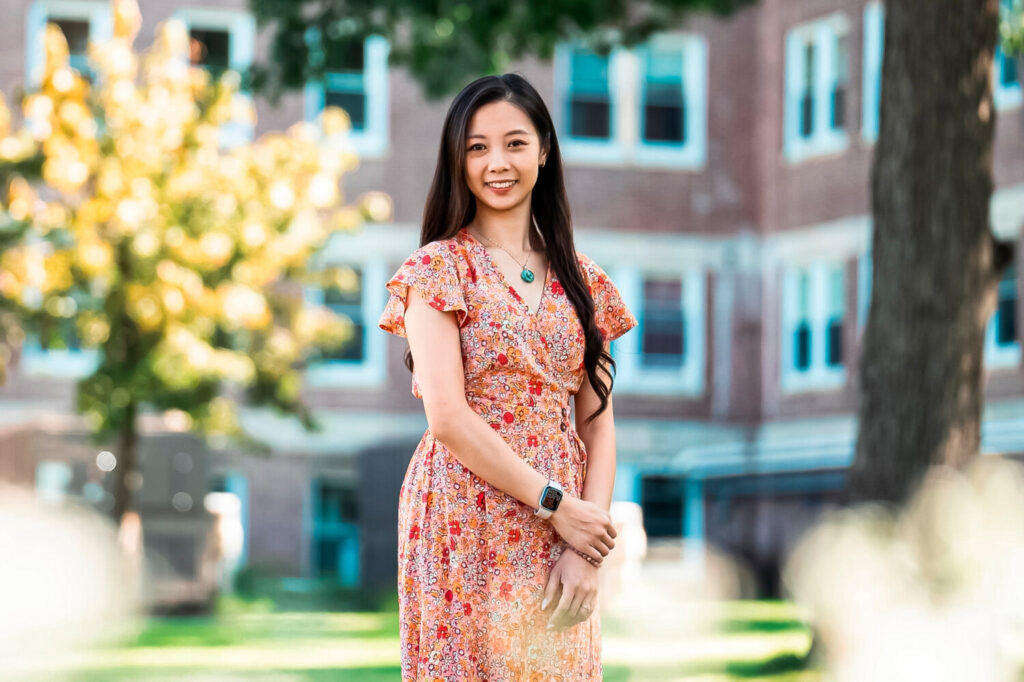 Alison Chen al campus del Fei Tian College di Middletown, N.Y., il 19 settembre 2023. (Samira Bouaou/The Epoch Times)