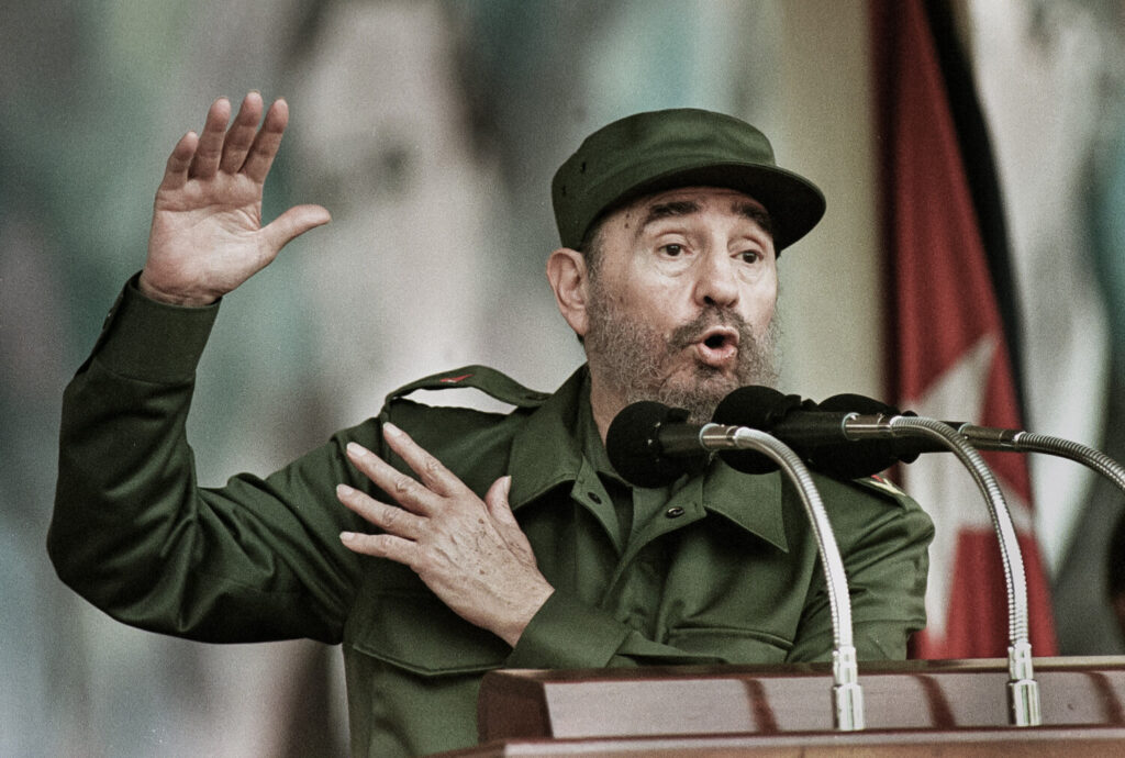 Il leader cubano Fidel Castro parla alla folla a Bani, nella Repubblica Dominicana, il 23 agosto 1998. (Roberto Schmidt/Afp via Getty Images)