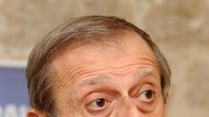 Il deputato del Pd Piero Fassino accusato di aver rubato un profumo