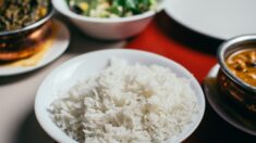 L’acqua di riso fermentata apporta benefici sorprendenti per l’intestino