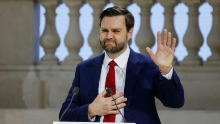 JD Vance “nota stonata” al vertice sull’intelligenza artificiale di Parigi