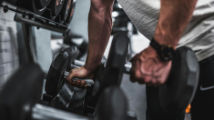 Non solo muscoli, l’allenamento con i pesi fa bene anche al cuore