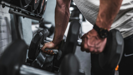 Non solo muscoli, l’allenamento con i pesi fa bene anche al cuore