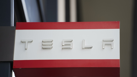 Battibecco pubblico tra Peter Navarro e Elon Musk