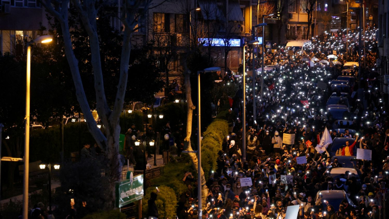 Protesta contro l'arresto del sindaco di Istanbul Ekrem Imamoglu, a Istanbul, Turchia 25 marzo 2025. (REUTERS/Umit Bektas)
