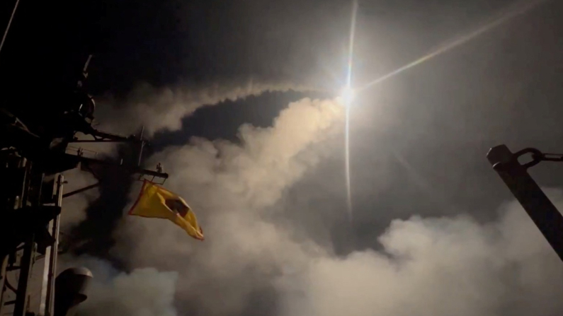 Missili lanciati contro gli Houthi dello Yemen in una località non identificata (Foto d'archivio, US CENTCOM via X/Handout via REUTERS).