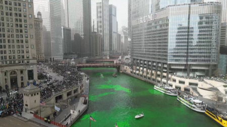 Il fiume Chicago si tinge di verde per la Festa di San Patrizio