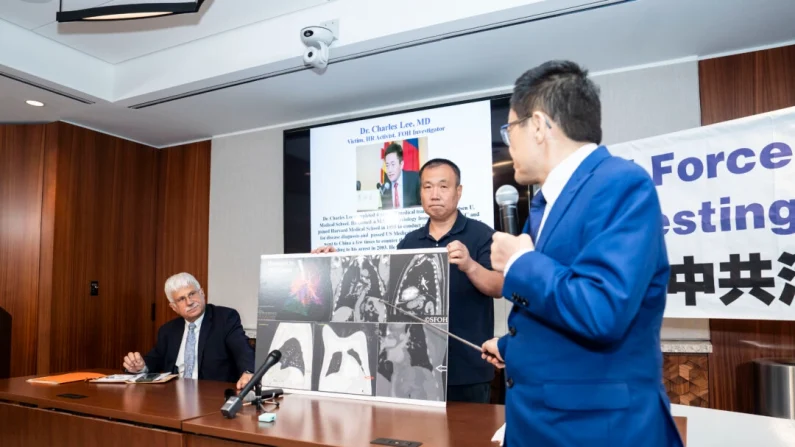 Da sinistra a destra: Robert Destro, ex sottosegretario di Stato per la Democrazia, i Diritti Umani e il Lavoro; Cheng Peiming, un praticante del Falun Gong a cui sono stati prelevati forzatamente gli organi in Cina; e il dottor Charles Lee, investigatore sul prelievo forzato di organi, intervengono durante una conferenza stampa a Washington il 9 agosto 2024 (Madalina Vasiliu/The Epoch Times)







