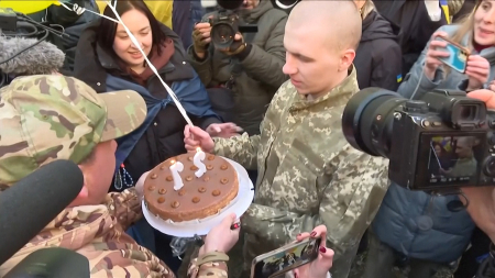 Prigioniero di guerra ucraino riceve una torta di compleanno