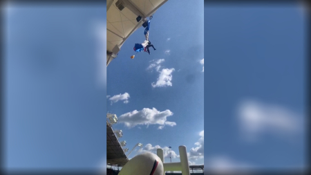 Il paracadutista rimane appeso al tetto dello stadio nel pre-partita di Champions Cup