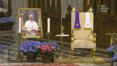L’arcivescovo di New York rende omaggio a papa Francesco