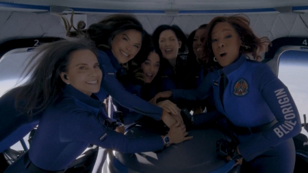 La cantante Katy Perry e l’equipaggio nello spazio