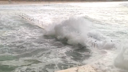 Mareggiate colpiscono Bondi Beach in Australia
