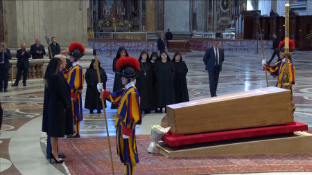 Donald Trump arriva ai funerali di Francesco