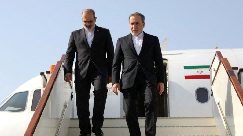 Il ministro degli Esteri iraniano Abbas Araghchi arriva ai negoziati con gli Usa a Muscat, in Oman, il 25 Aprile 2025 (West Asia News Agency via Reuters).
