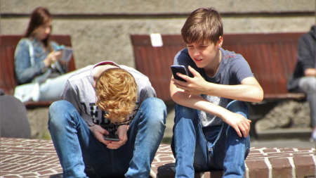 Gli adolescenti e l’isolamento dei “social”