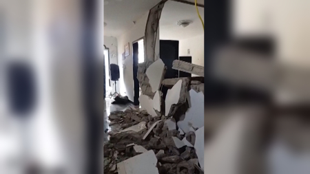 Gli ecuadoriani rimuovono le macerie dopo il terremoto