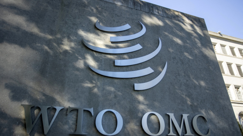 Il logo nella sede dell'Organizzazione Mondiale del Commercio (OMC) prima di una conferenza stampa a Ginevra, Svizzera, 5 ottobre 2022.  (REUTERS/Denis Balibouse/File Photo)