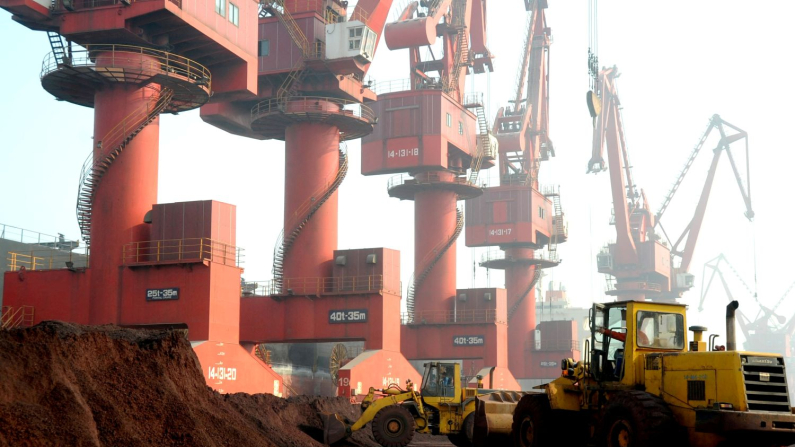 I lavoratori trasportano terreno contenente elementi di terre rare per l'esportazione in un porto di Lianyungang, provincia di Jiangsu, Cina, 31 ottobre 2010. (REUTERS/Stringer)