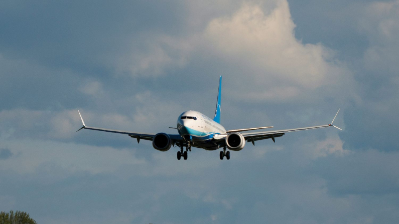 Un Boeing 737 MAX atterra al Boeing Field di Seattle, Washington, Stati Uniti, il 22 aprile 2025. (David Ryder/Reuters)
