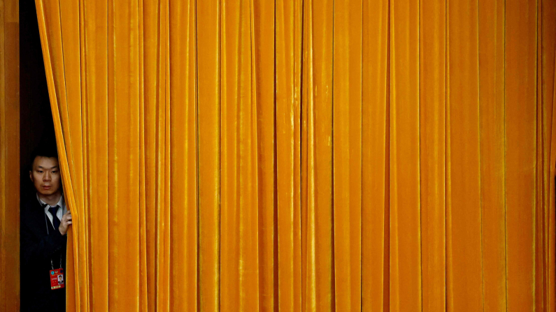 FOTO D'ARCHIVIO: Un agente di sicurezza sorveglia la seconda sessione plenaria della Conferenza politica consultiva del popolo cinese presso la Grande Sala del Popolo a Pechino, Cina, 7 marzo 2025. REUTERS/Tingshu Wang/Foto d'archivio